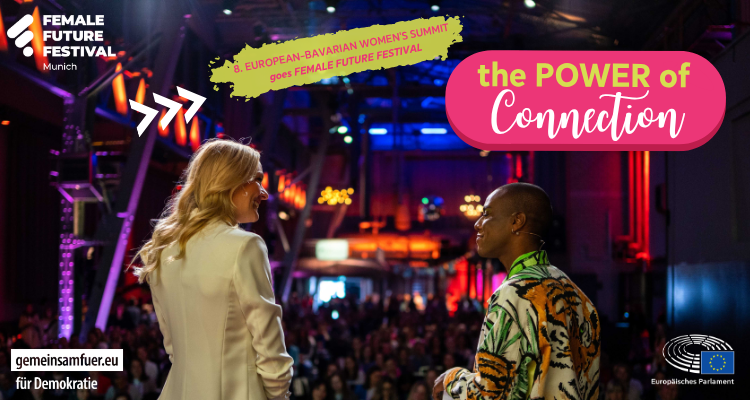 Zwei Talkgäste (Frau und Mann) auf der Bühne, vor einem großen Saal mit begeisterten Zuschauerinnen.