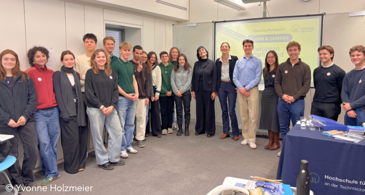 Gruppenfoto der teilnehmenden Studierenden und Referentinnen