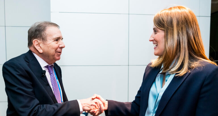 Edmundo González Urrutia und Roberta Metsola schütteln sich die Hand