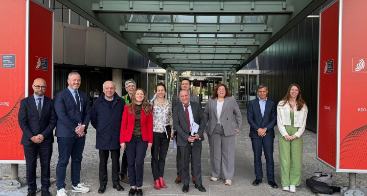 Gruppenfoto der Abgeordneten vor dem Eingang des Europäischen Patentamtes