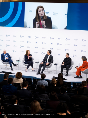 Bühne mit den Podiumsteilnehmern und Gästen