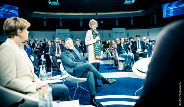 Europaabgeordneter Lagodinsky in der Mitte der Townhall Runde zwischen Moderatorin und Gesprächspartnern