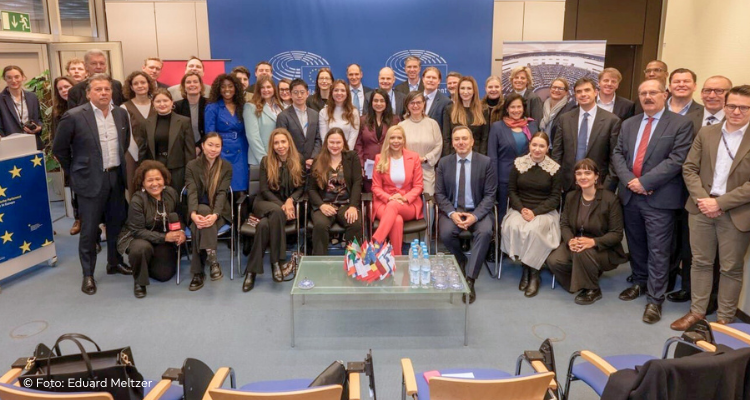 Die Teilnehmerinnen und Teilnehmer der Veranstaltung stehen für ein Gruppenfoto zusammen